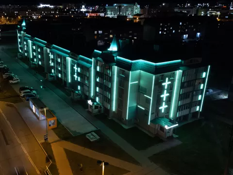 Комбинированная архитектурная подсветка жилого комплекса 