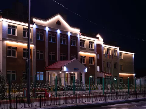 Архитектурная статическая подсветка школы 
